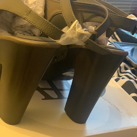 Army green open toe heels - Picture 2 of 3